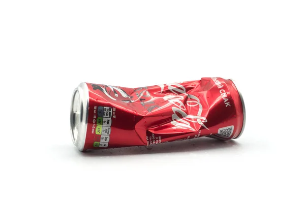Mulhouse フランス 2020年12月2日 白を背景にコカ コーラの粉砕缶の閉鎖 — ストック写真