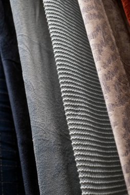 Bir dekorasyon mağazasında renkli halı koleksiyonu.