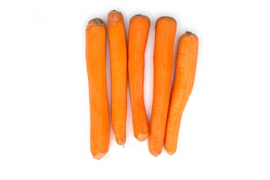 Beyaz zemin üzerinde soyulmuş havuç yakın plan