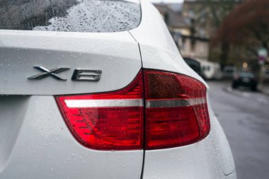 mulhouse - Fransa - 6 Aralık 2020 - Caddeye park edilmiş beyaz BMW X6 SUV 'nin arka görüntüsü