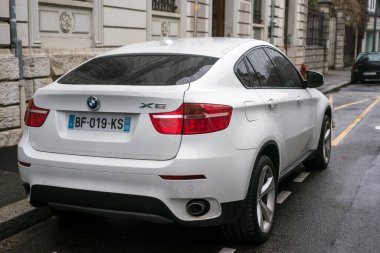 mulhouse - Fransa - 6 Aralık 2020 - Caddeye park edilmiş beyaz BMW X6 SUV 'nin arka görüntüsü