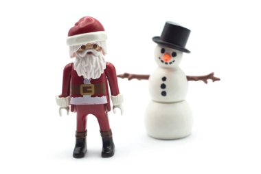 Mulhouse - Fransa - 17 Aralık 2020 - Beyaz arka planda Playmobil Noel Baba heykelciği ve kardan adama yakın çekim