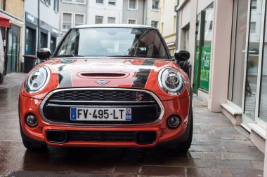 Mulhouse - Fransa - 22 Aralık 2020 - Caddeye park etmiş turuncu mini fıçı S 'nin ön görüntüsü