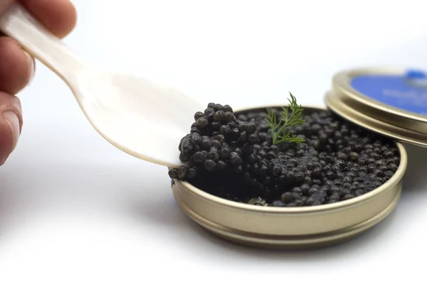 Gros Plan Caviar Dans Une Cuillère Nacre Blanche Avec Boîte — Photo