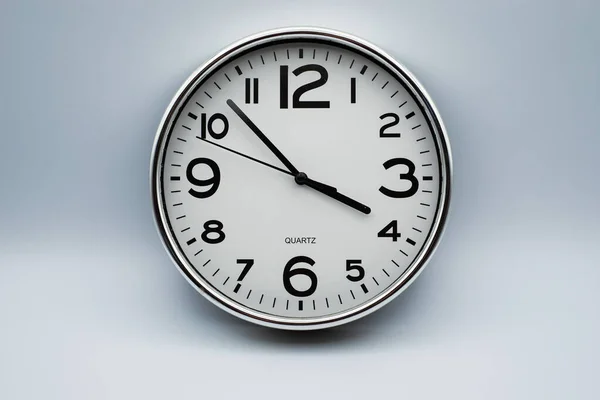 Nahaufnahme Einer Analogen Retro Uhr Auf Grauem Hintergrund — Stockfoto