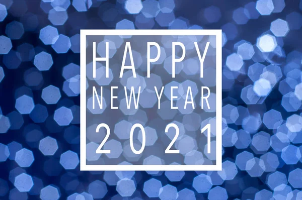 休日のお祝いのきらびやかな焦点を当てた青の背景とボケライト Happy New Year 2021カード — ストック写真