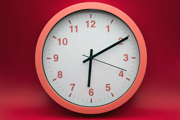 Nahaufnahme Einer Modernen Analogen Uhr Auf Rotem Hintergrund — Stockfoto