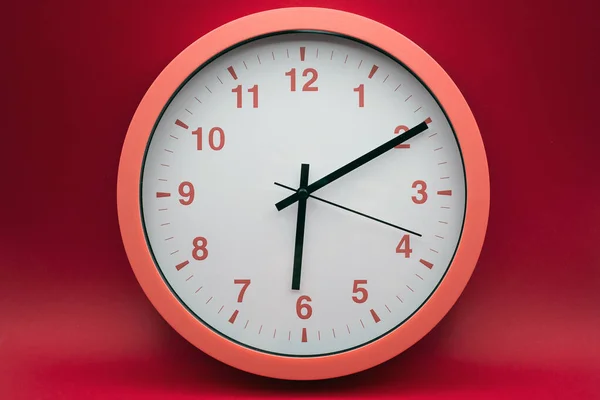 Primer Plano Del Reloj Analógico Moderno Sobre Fondo Rojo — Foto de Stock