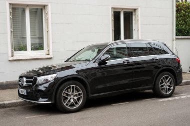 Mulhouse - Fransa - 31 Aralık 2020 - Siyah Mercedes GLC220 d SUV profili