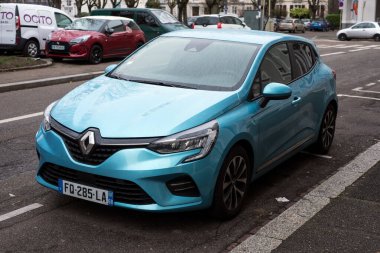 Mulhouse - Fransa - 31 Aralık 2020 - Caddeye park etmiş ünlü Fransız elektrikli arabası Mavi Renault Zoe 'nin ön görüntüsü