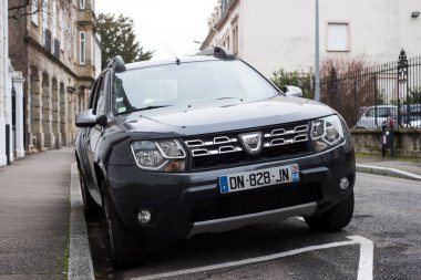 Mulhouse - Fransa - 31 Aralık 2020 - Romanya 'nın ünlü otomobil markası Black Dacia SUV' un ön görüntüsü