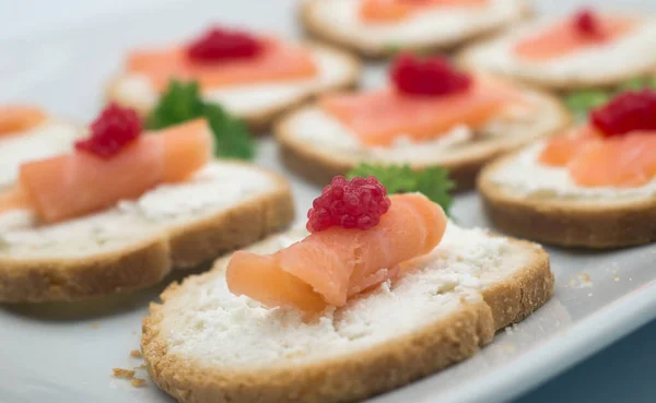 Closeup Hapjes Toast Met Zalm Kaas Een Wit Bord — Stockfoto