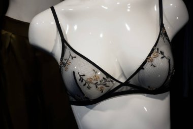 Moda mağazasının vitrininde siyah şeffaf sütyenin yakın çekimi. 