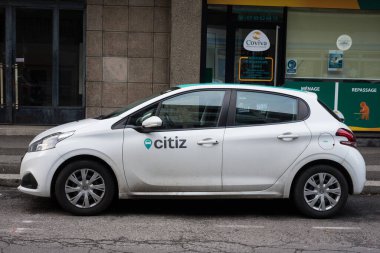 Mulhouse - Fransa - 1 Ocak 2021 - Sokağa park etmiş beyaz kiralık arabanın profil görüntüsü