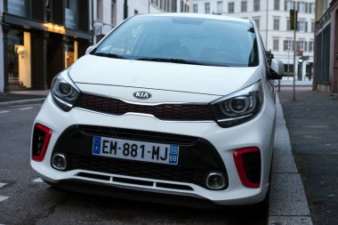 Mulhouse - Fransa - 1 Ocak 2021 - Sokağa park etmiş beyaz Kia gt 'un ön görüntüsü