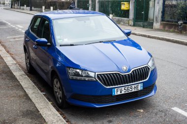 Mulhouse - Fransa - 2 Ocak 2021 - Caddeye park etmiş mavi Skoda Fabia 'nın ön görüntüsü