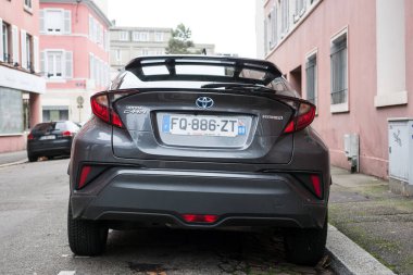 Mulhouse - Fransa - 2 Ocak 2021 - Gri Toyota CH-R kavşağı caddede park halinde