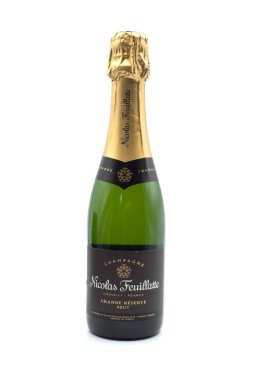 Mulhouse - Fransa - 27 Aralık 2020 - Beyaz arka planda küçük bir şişe geleneksel Fransız şampanyası