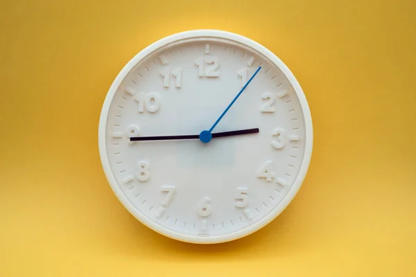 Primer Plano Del Reloj Analógico Moderno Sobre Fondo Amarillo — Foto de Stock