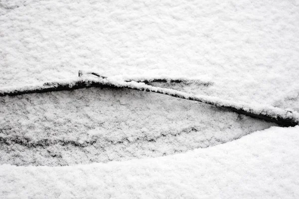 雪に覆われた通りに停まっている車のフロントガラスの閉鎖 — ストック写真
