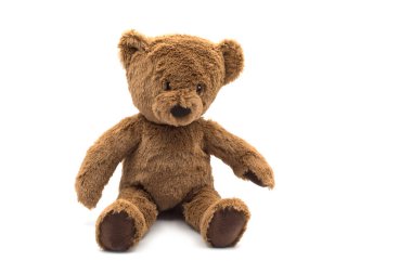 Beyaz arka planda oturan klasik oyuncak ayıya yakın plan