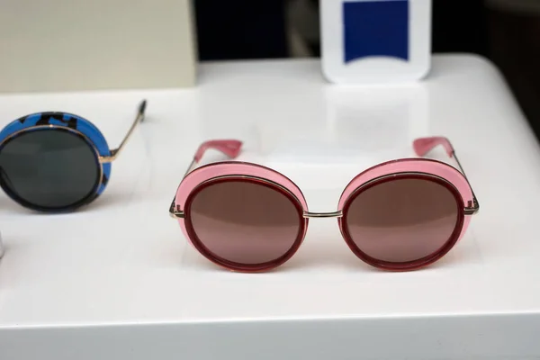 Nahaufnahme Einer Vintage Sonnenbrille Showroom Eines Optikergeschäfts — Stockfoto