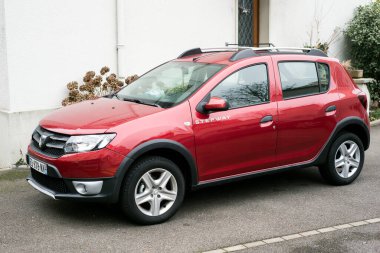 Mulhouse - Fransa - 5 Ocak 2021 - Caddeye park edilmiş kırmızı Dacia merdiveninin ön manzarası 