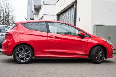 Mulhouse - Fransa - 5 Ocak 2021 - Sokağa park edilmiş kırmızı Ford Focus profili 