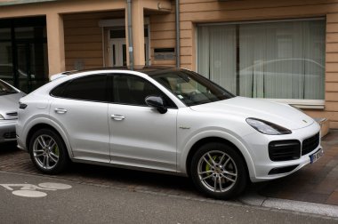 Mulhouse - Fransa - 5 Ocak 2021 - Beyaz Porsche Cayenne 'in profil görüntüsü, sokağa park etmiş ünlü Alman SUv 