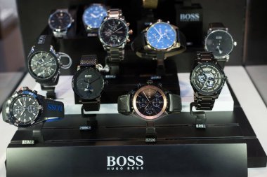 Strasbourg - Fransa - 7 Ocak 2021 Hugo BOSS 'un mücevher galerisindeki ünlü lüks aksesuar markası 