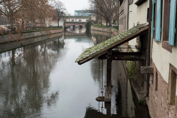 Vista Los Edificios Medievales Canal Pequeño Barrio Francia Estrasburgo Invierno — Foto de Stock