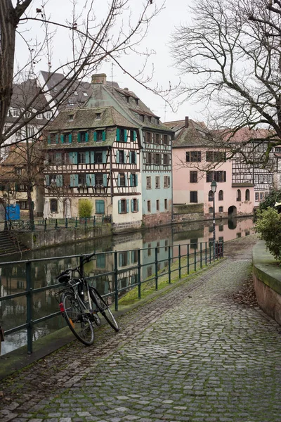 Pohled Dlážděnou Cestu Středověké Budovy Kanálu Malé Francouzské Čtvrti Štrasburku — Stock fotografie