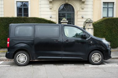 Mulhouse - Fransa - 9 Ocak 2021 - Sokağa park etmiş siyah Peugeot yolcu minibüsünün profil görüntüsü