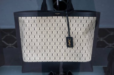 Mulhouse - Fransa - 10 Ocak 2021 Yves Saint Laurent 'in bej deri çantasının yakın çekimi, bir moda mağazasındaki ünlü lüks giysi ve aksesuarlar markası.