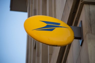 Mulhouse - Fransa - 10 Ocak 2021 - Teşkilat cephesinde Fransız posta logosunun kapanışı 