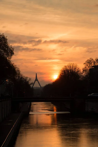 Günbatımında Mulhouse Kanalında Şehir Manzarası Üzerine Panorama — Stok fotoğraf