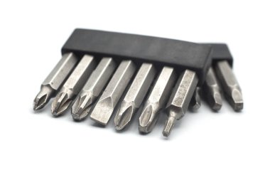 Beyaz arkaplandaki tornavida adaptörlerinin kapatılması 