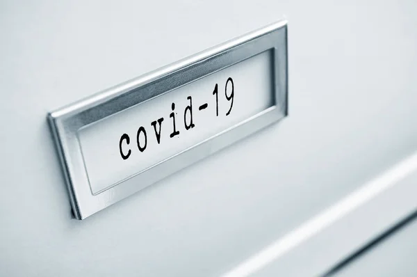 Etiketli Karton Kutunun Kapanışı Covid — Stok fotoğraf
