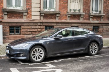 Strasbourg - Fransa - 19 Ocak 2021 - Sokakta park etmiş gri Tesla otomobilinin profil görüntüsü, Tesla büyük bir Amerikan elektrikli arabasıdır.