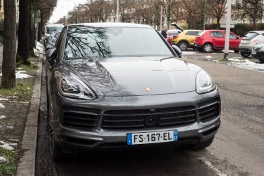 Strasbourg - Fransa - 19 Ocak 2021 - Caddeye park etmiş gri Porsche Macan 'ın ön görüntüsü
