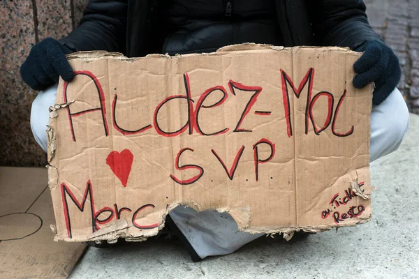 Closeup Poor Man Message Carton Board Aidez Moi Svp Merci — Fotografia de Stock