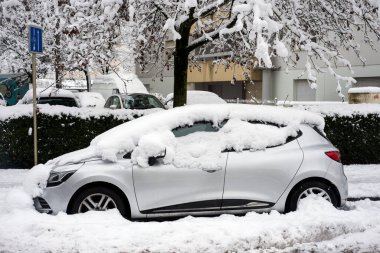 Mulhouse - 15 Ocak 2021 - Gri Renault Megane 'nin profil görüntüsü sokağa park edilmiş karla kaplı