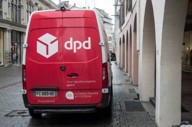 Strasbourg - Fransa - 20 Ocak 2021 - DPD şirketinin caddeye park ettiği kamyonun arka görüntüsü