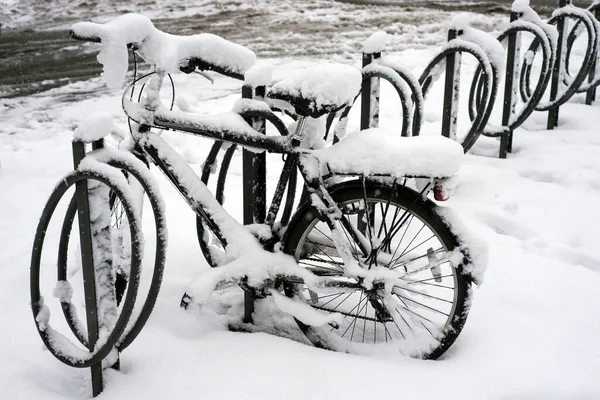 Primer Plano Bicicleta Estación Cubierta Por Nieve Calle — Foto de Stock