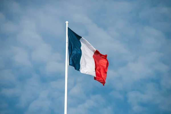 蓝天背景下飘扬的法国国旗 — 图库照片