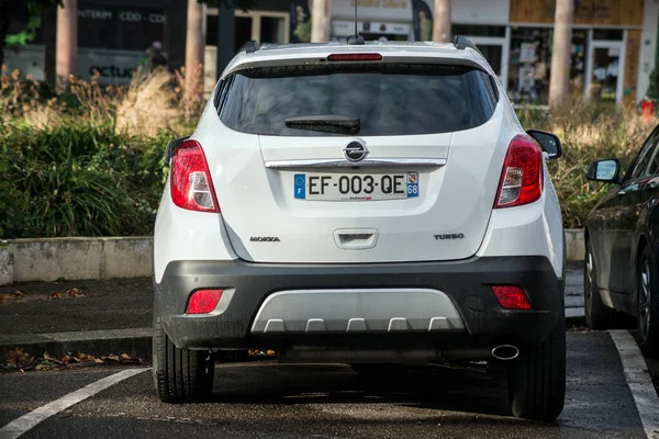2021年1月22日 欧宝牌白色Suv的后视镜停在街上 欧宝是德国著名的汽车品牌 — 图库照片