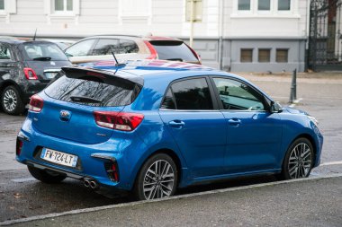 Mulhouse - Fransa - 23 Ocak 2021 - Sokağa park edilmiş mavi KIA ceed III gt araba dikiz görüntüsü