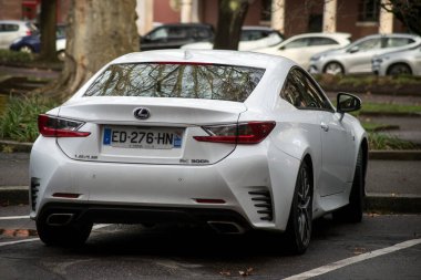 Mulhouse - Fransa - 23 Ocak 2021 - Caddeye park etmiş beyaz Lexus Rc. 300 'ün arkası