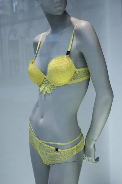 Närbild Gula Underkläder Skyltdocka Modebutik Showroom — Stockfoto