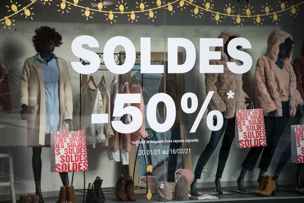法国的折扣标志 Soldes 法国时装店橱窗里冬季服装背景的诱惑 销售额 — 图库照片